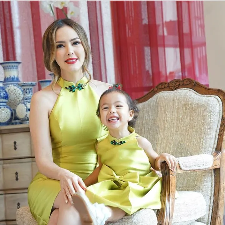 12+ Inspirasi Baju Couple Mama dan Anak yang Nggak Harus Sama Persis. Tetap Cantik, Manis nan Modis 23