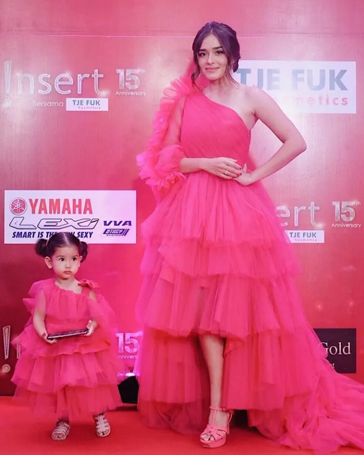 12+ Inspirasi Baju Couple Mama dan Anak yang Nggak Harus Sama Persis. Tetap Cantik, Manis nan Modis 26