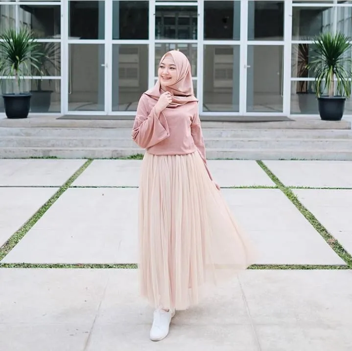 Sontek 12+ Cute Fashion Style Ala Selebgram dan Beauty Vlogger Sari Endah Pratiwi @saritiw Ini Yuk! 17