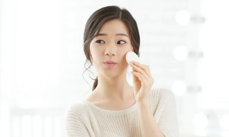 7 Tips Jitu dan Mudah Raih Wajah 'Cloudless Skin', Tren Kulit Sehat Terbaru di Korea yang Wajib Dicoba! 11
