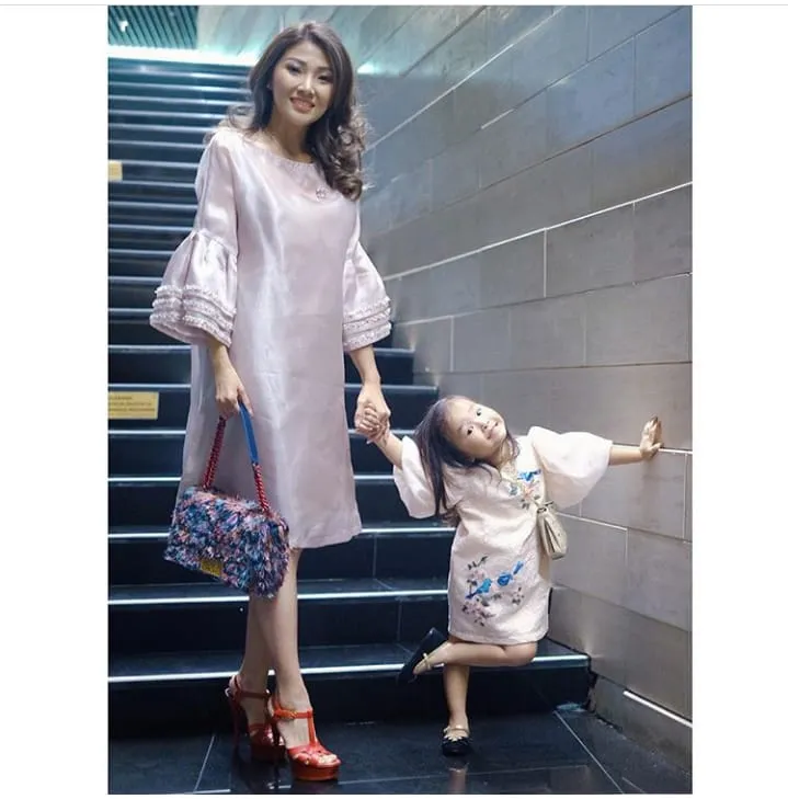 12+ Inspirasi Baju Couple Mama dan Anak yang Nggak Harus Sama Persis. Tetap Cantik, Manis nan Modis 16
