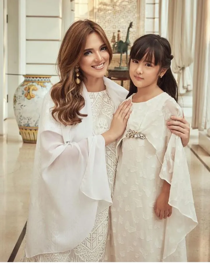 12+ Inspirasi Baju Couple Mama dan Anak yang Nggak Harus Sama Persis. Tetap Cantik, Manis nan Modis 22