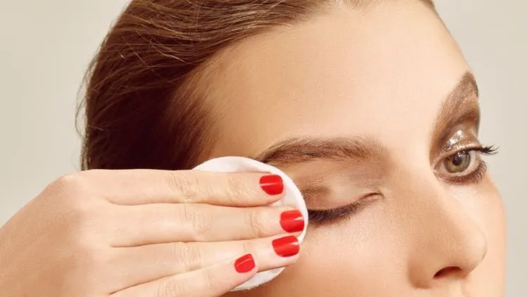 5 Kesalahan Membersihkan Make-Up, Sepele tapi Bisa Fatal 8