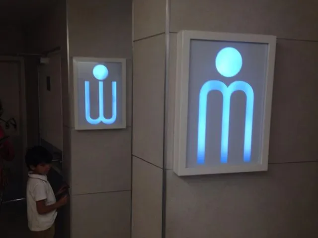 Meski Sudah Kebelet, 10 Simbol di Toilet Umum ini Bikin Kita Mikir Dulu Sebelum Masuk. Kocak! :D 11