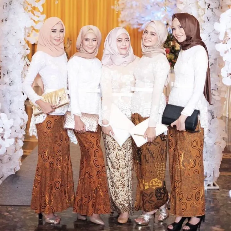 14 Setelan Kebaya Putih Modern untuk Kondangan atau Wisudaan. Nggak Terlihat Kaku Kok! 21