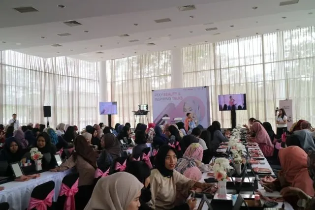 2 Kunci Tampil Stunning Ala Linda Kayhz. Keluarga dan Karier Sama Terurusnya 9