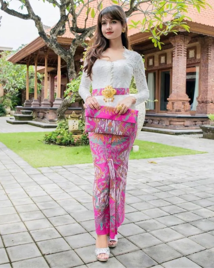 14 Setelan Kebaya Putih Modern untuk Kondangan atau Wisudaan. Nggak Terlihat Kaku Kok! 18