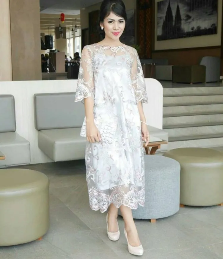 14 Setelan Kebaya Putih Modern untuk Kondangan atau Wisudaan. Nggak Terlihat Kaku Kok! 23