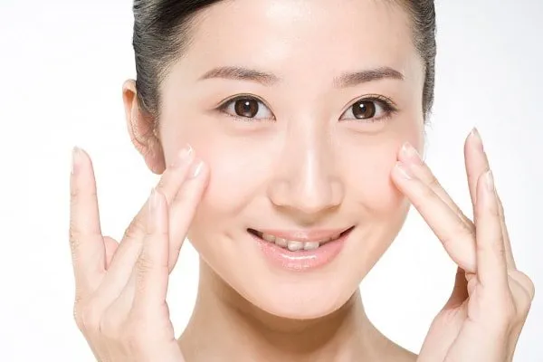 7 Tips Jitu dan Mudah Raih Wajah 'Cloudless Skin', Tren Kulit Sehat Terbaru di Korea yang Wajib Dicoba! 14