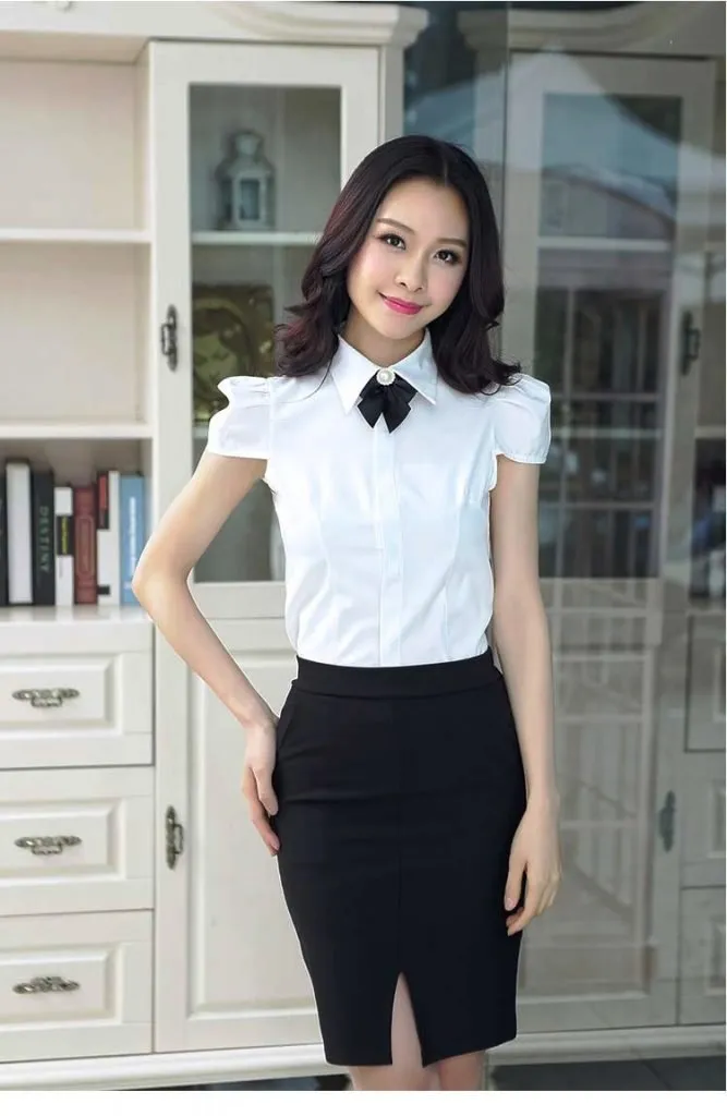 15 Ide Padu Padan Putih Hitam Buat yang Baru Masuk Kerja atau Magang. Siap Tampil Pro dan Mengesankan? 29