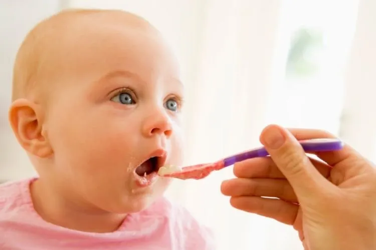 Viral Anak 2 Bulan Dicekoki Bubur Bayi Bikin Warganet Geram. Ini 5 Alasan Medis MPASI Jangan Diberikan Sebelum Waktunya 5