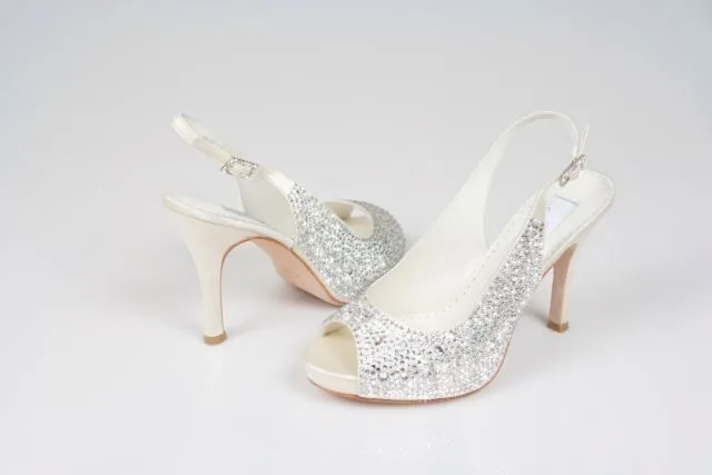 11 Jenis Sepatu yang Bikin Temanten Putri Semakin Ayu. Yang Penting Kamunya Nyaman Dulu 21