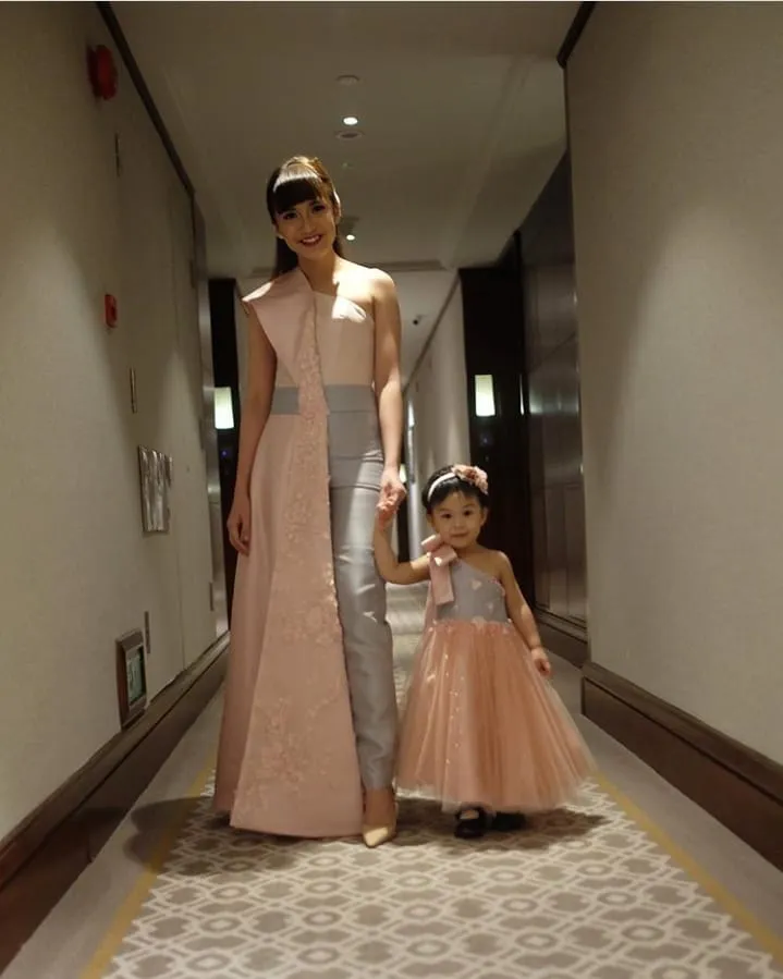 12+ Inspirasi Baju Couple Mama dan Anak yang Nggak Harus Sama Persis. Tetap Cantik, Manis nan Modis 20