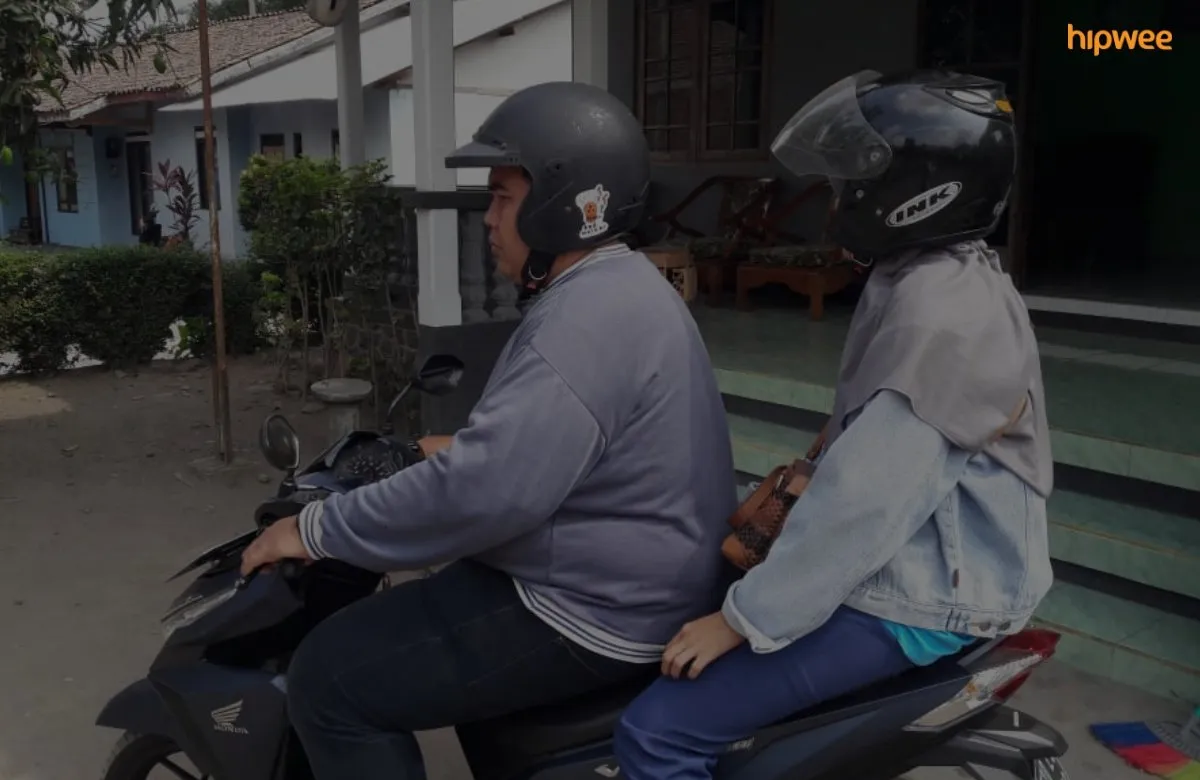 Menerka Status Hubungan Orang dari Caranya Duduk Saat Boncengan Motor. Coba Dikira-Kira Sendiri~ 9