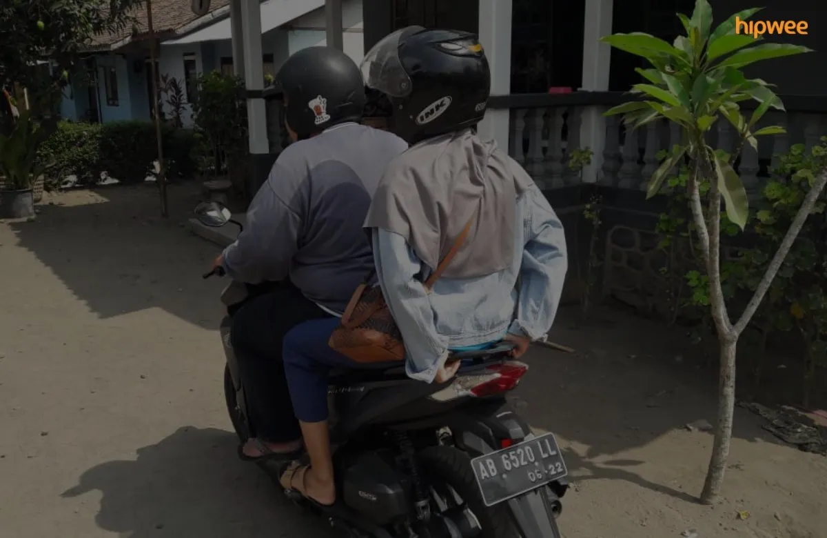 Menerka Status Hubungan Orang dari Caranya Duduk Saat Boncengan Motor. Coba Dikira-Kira Sendiri~ 11