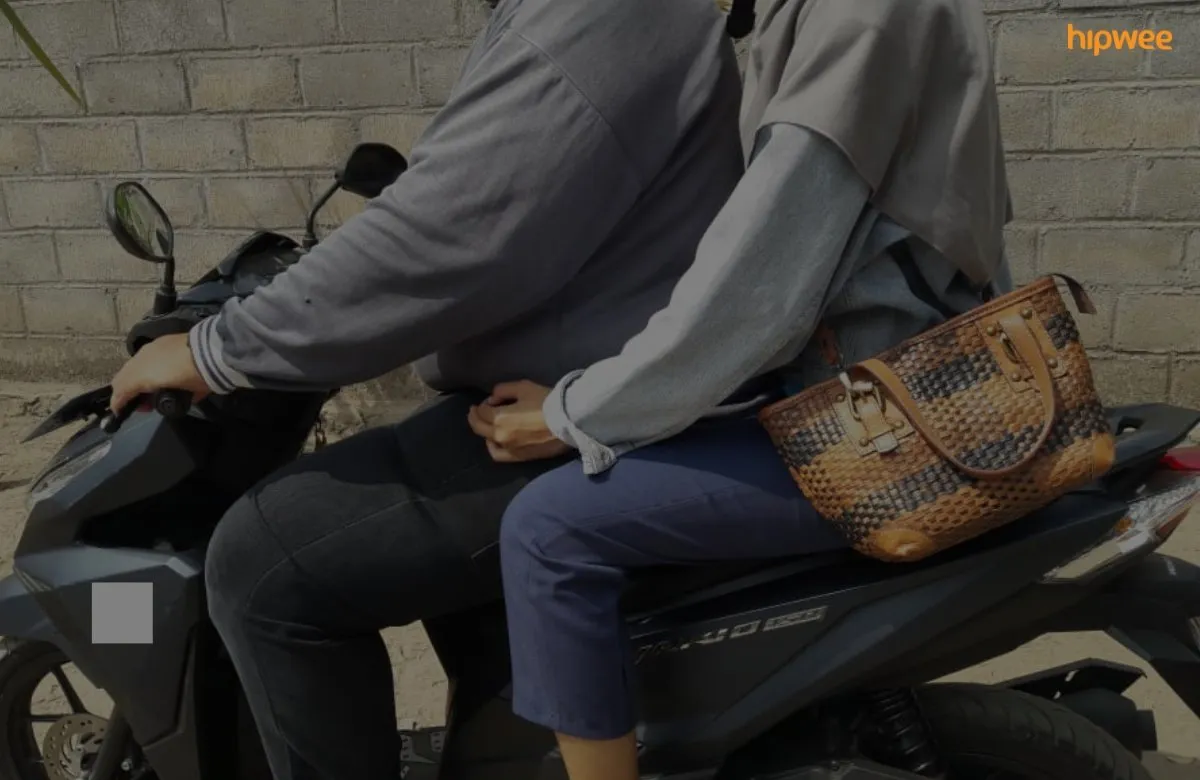 Menerka Status Hubungan Orang dari Caranya Duduk Saat Boncengan Motor. Coba Dikira-Kira Sendiri~ 14