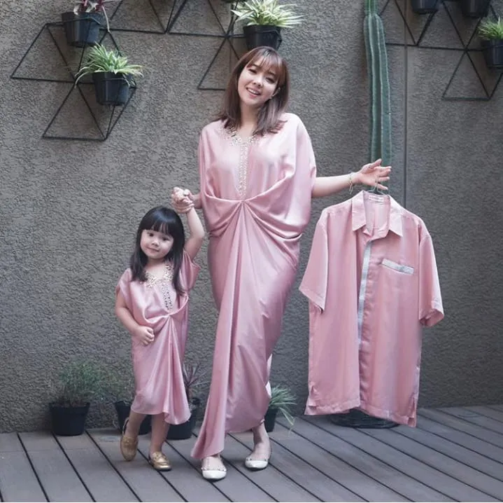 12+ Inspirasi Baju Couple Mama dan Anak yang Nggak Harus Sama Persis. Tetap Cantik, Manis nan Modis 25