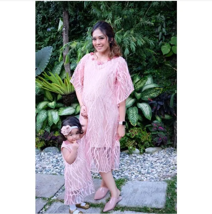 12+ Inspirasi Baju Couple Mama dan Anak yang Nggak Harus Sama Persis. Tetap Cantik, Manis nan Modis 21