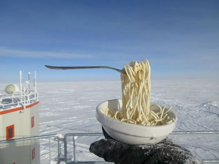 Pengen Tahu Rasanya Memasak di Antartika yang Suhunya -80 Derajat? Foto-Foto Ini Jawabannya! 12