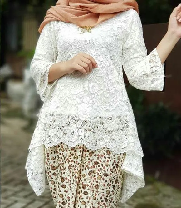 14 Setelan Kebaya Putih Modern untuk Kondangan atau Wisudaan. Nggak Terlihat Kaku Kok! 28
