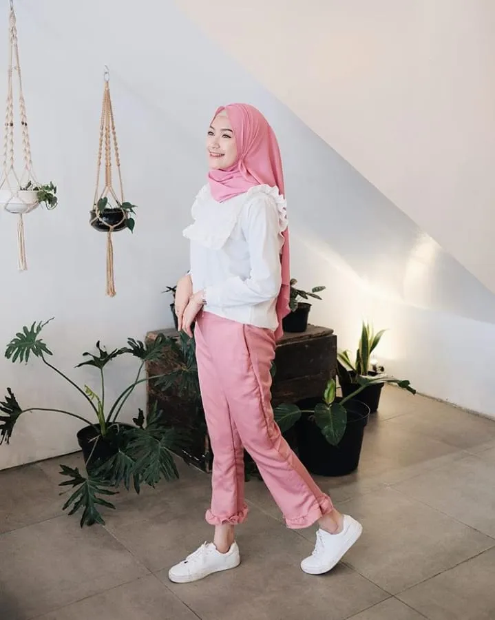 Sontek 12+ Cute Fashion Style Ala Selebgram dan Beauty Vlogger Sari Endah Pratiwi @saritiw Ini Yuk! 22