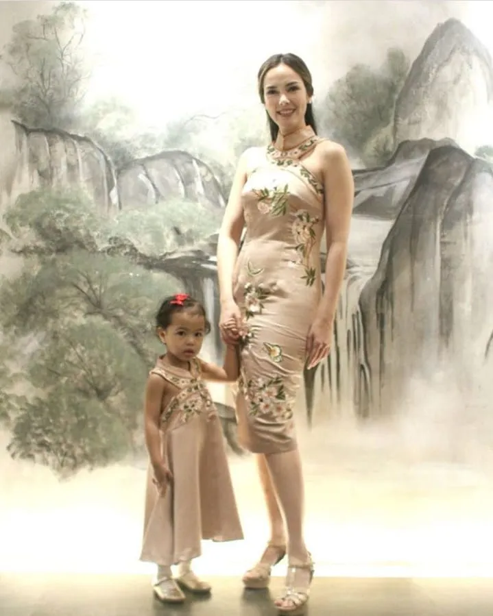 12+ Inspirasi Baju Couple Mama dan Anak yang Nggak Harus Sama Persis. Tetap Cantik, Manis nan Modis 24