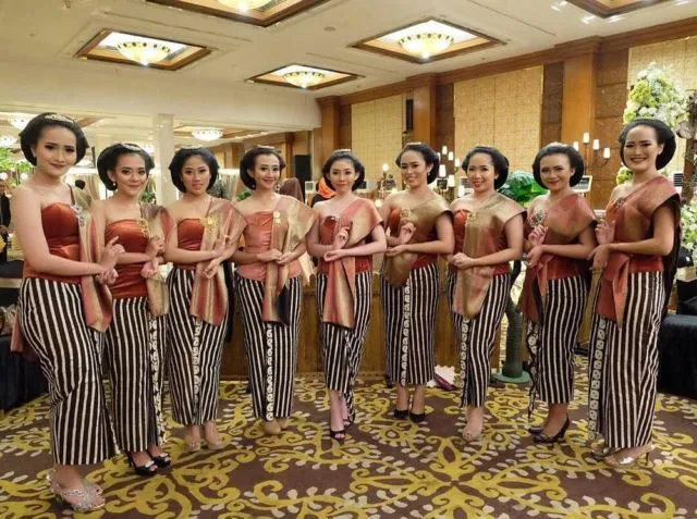 13+ Inspirasi Dodotan Jawa untuk Pagar Ayu. Tenang, Bisa Pakai Selendang buat yang Malu-malu 19