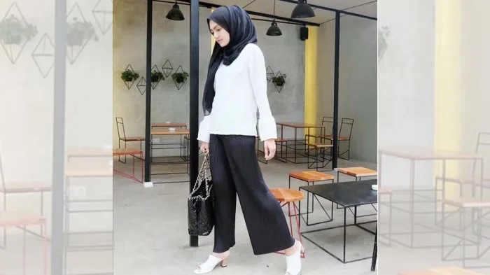 15 Ide Padu Padan Putih Hitam Buat yang Baru Masuk Kerja atau Magang. Siap Tampil Pro dan Mengesankan? 21