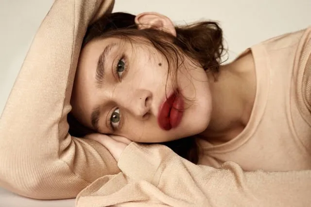 Trik Mudah Membuat 'Blurred Lips', Polesan Bibir yang Tampak Luber dan Jauh dari Rapi 11