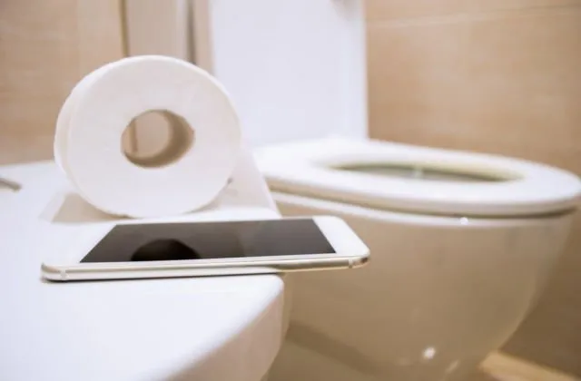 5 Bahaya Bawa HP ke WC. Siapa yang Suka Instagraman Sambil BAB? 6 bahaya bawa HP ke WC