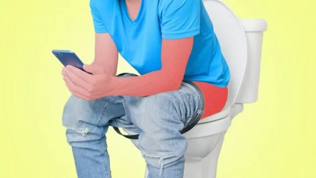 5 Bahaya Bawa HP ke WC. Siapa yang Suka Instagraman Sambil BAB? 8 bahaya bawa HP ke WC