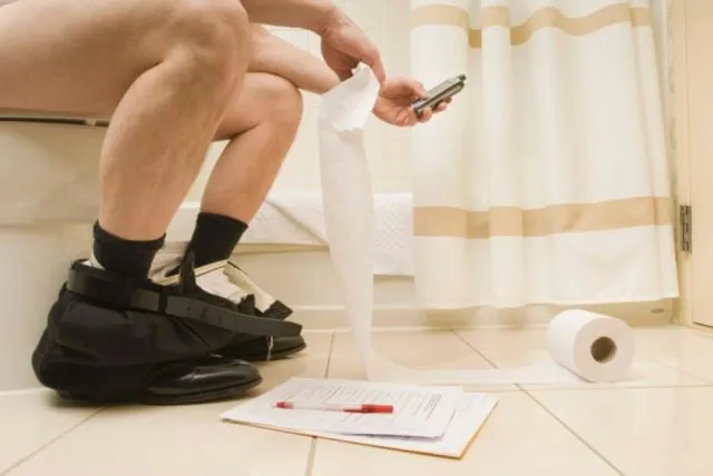 5 Bahaya Bawa HP ke WC. Siapa yang Suka Instagraman Sambil BAB? 7 bahaya bawa HP ke WC