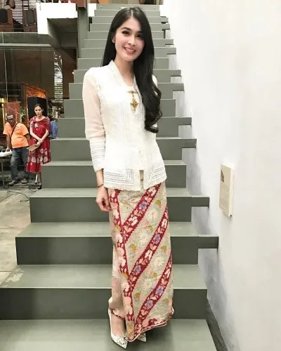 14 Setelan Kebaya Putih Modern untuk Kondangan atau Wisudaan. Nggak Terlihat Kaku Kok! 24