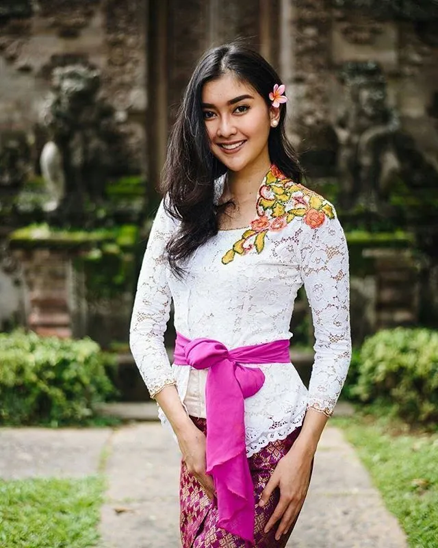 14 Setelan Kebaya Putih Modern untuk Kondangan atau Wisudaan. Nggak Terlihat Kaku Kok! 17