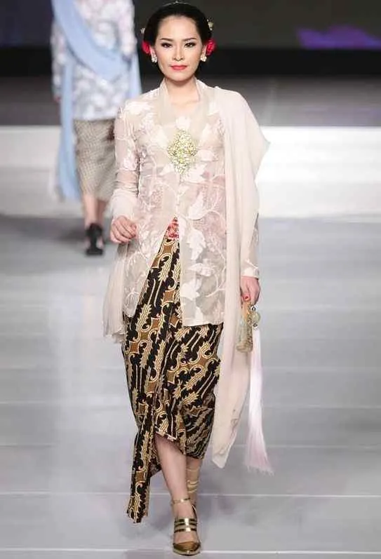 14 Setelan Kebaya Putih Modern untuk Kondangan atau Wisudaan. Nggak Terlihat Kaku Kok! 22