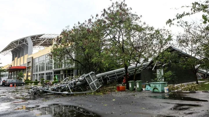 Cuaca Ekstrem Landa Indonesia. Angin Kencang Landa Palembang, Stadion Jakabaring Sampai Rusak Parah! 6