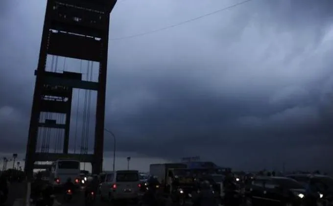 Cuaca Ekstrem Landa Indonesia. Angin Kencang Landa Palembang, Stadion Jakabaring Sampai Rusak Parah! 8