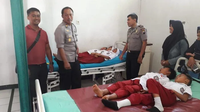 Belasan Siswa SD Diduga Keracunan Permen Jelly Stik. Sampai Kabarnya Ada yang Sampai Meninggal Dunia 5