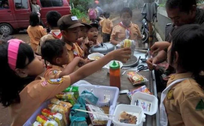 Belasan Siswa SD Diduga Keracunan Permen Jelly Stik. Sampai Kabarnya Ada yang Sampai Meninggal Dunia 7