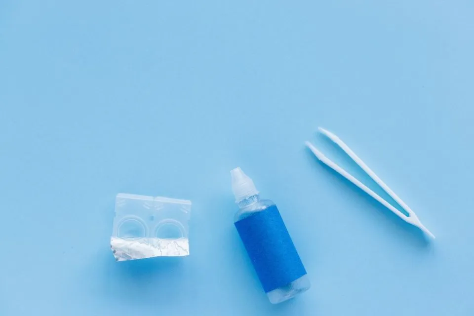 5 Panduan Praktis Memilih, Merawat dan Menggunakan Softlenses Buat Pemula 8 Tetes mata softlense