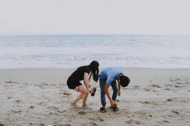 Kamu Perlu Berterima Kasih Atas 7 Hal Ini ke Sahabat Cowokmu, Meski Ia Tak Pernah Memujimu Cantik 9