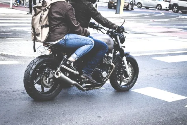 7 Drama Ini Cuma Dialami yang Pacaran Naik Motor. Kocak Sih, Tapi Bisa Dikenang Sampai Tua Lho 13