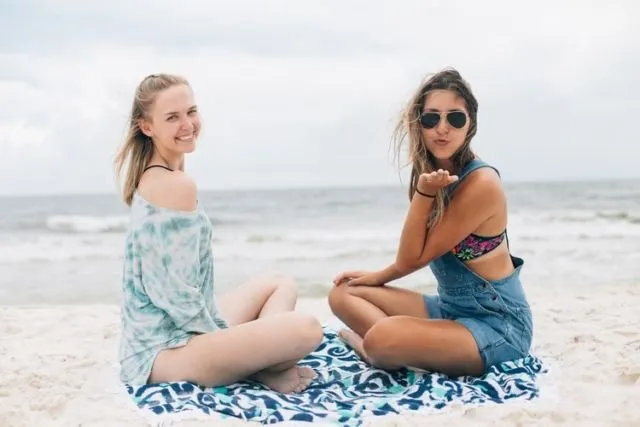 7 Keseruan yang Bakal Dirasakan, Kalau Punya Saudara Perempuan yang Usianya Deketan 14