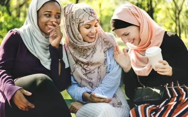 7 Obrolan Cowok Soal Hijab Cewek yang Kadang Bikin Kita Ketawa Melulu. Apa yang Bikin Penasaran sih? 8