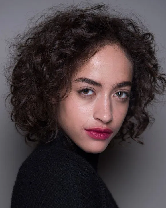 Trik Mudah Membuat 'Blurred Lips', Polesan Bibir yang Tampak Luber dan Jauh dari Rapi 9
