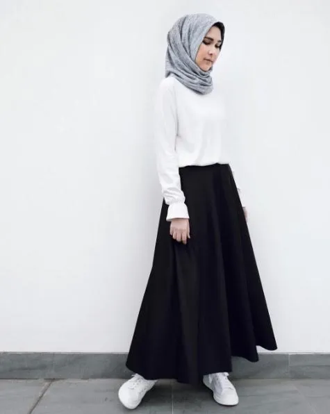 15 Ide Padu Padan Putih Hitam Buat yang Baru Masuk Kerja atau Magang. Siap Tampil Pro dan Mengesankan? 22
