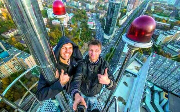 Makin Banyak Orang yang Mati Karena Selfie, Ini 5 Fakta yang Harus Kamu Tahu Soal 'Selfiecide' 6