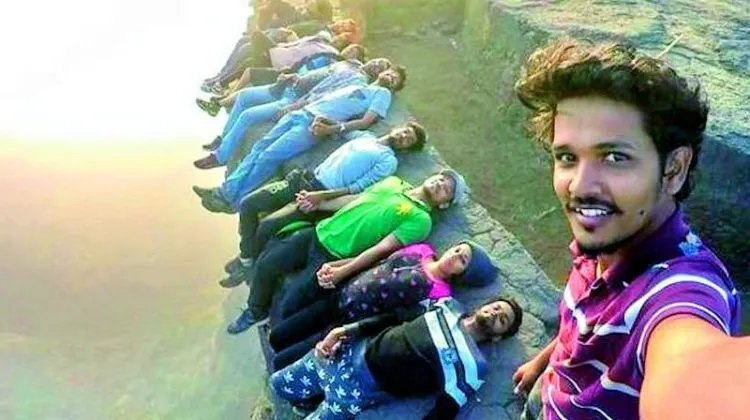 Makin Banyak Orang yang Mati Karena Selfie, Ini 5 Fakta yang Harus Kamu Tahu Soal 'Selfiecide' 7