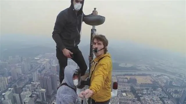 Makin Banyak Orang yang Mati Karena Selfie, Ini 5 Fakta yang Harus Kamu Tahu Soal 'Selfiecide' 8