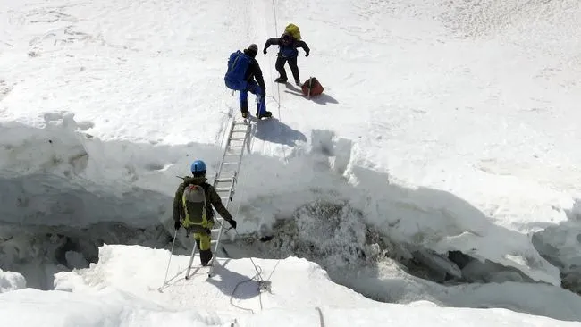 Tak Ada Orang yang Bisa Mendaki Everest Tanpa Mereka, Begini 12 Fakta di Balik Kehidupan Sherpa 15